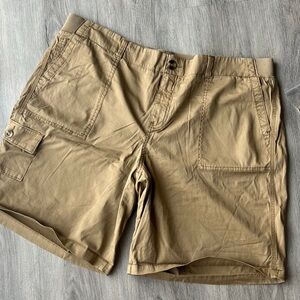 NWT Women’s Khaki Cargo Shorts, Size 18W